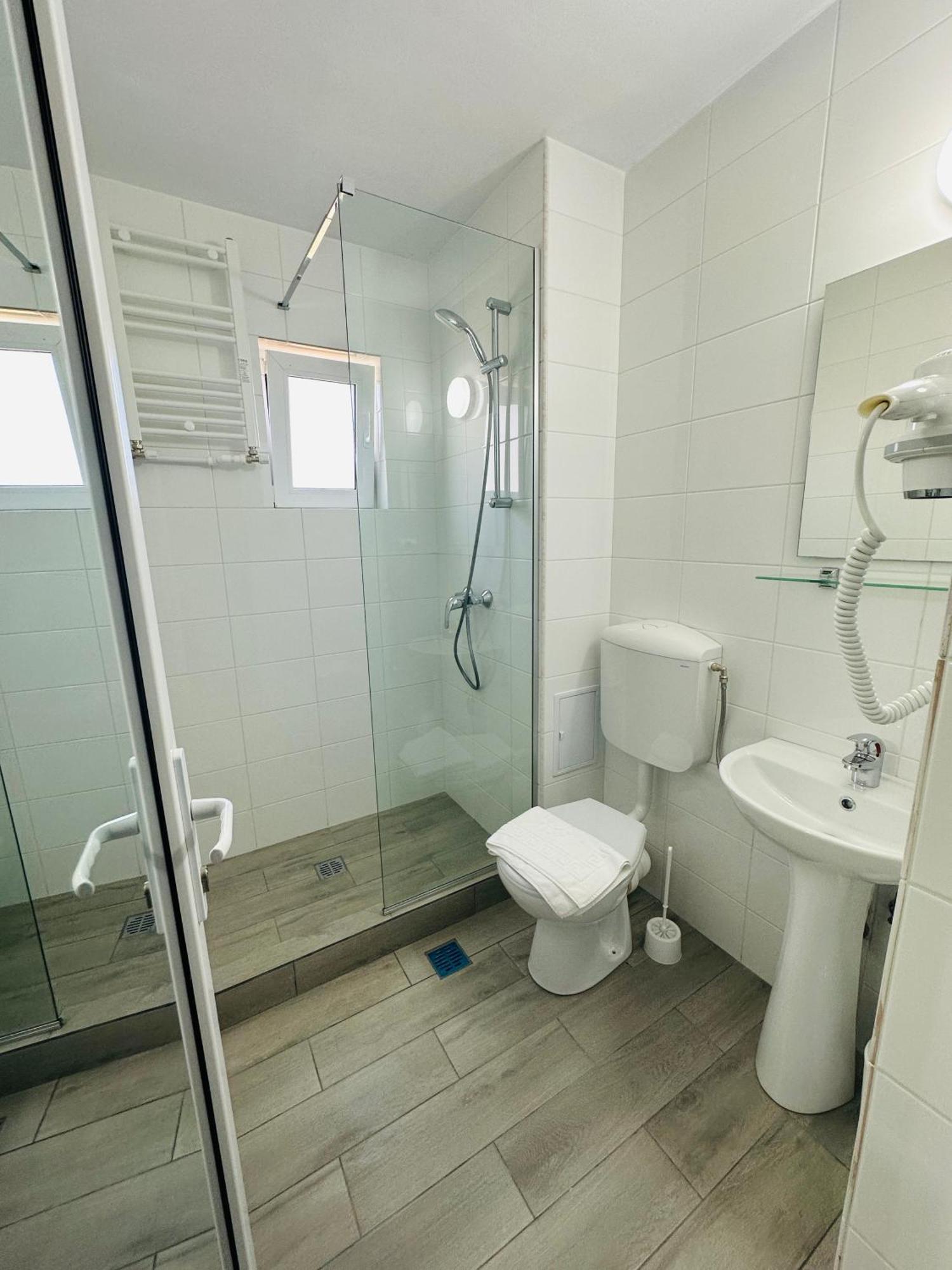 Отель Casa Barina Костинешти Экстерьер фото